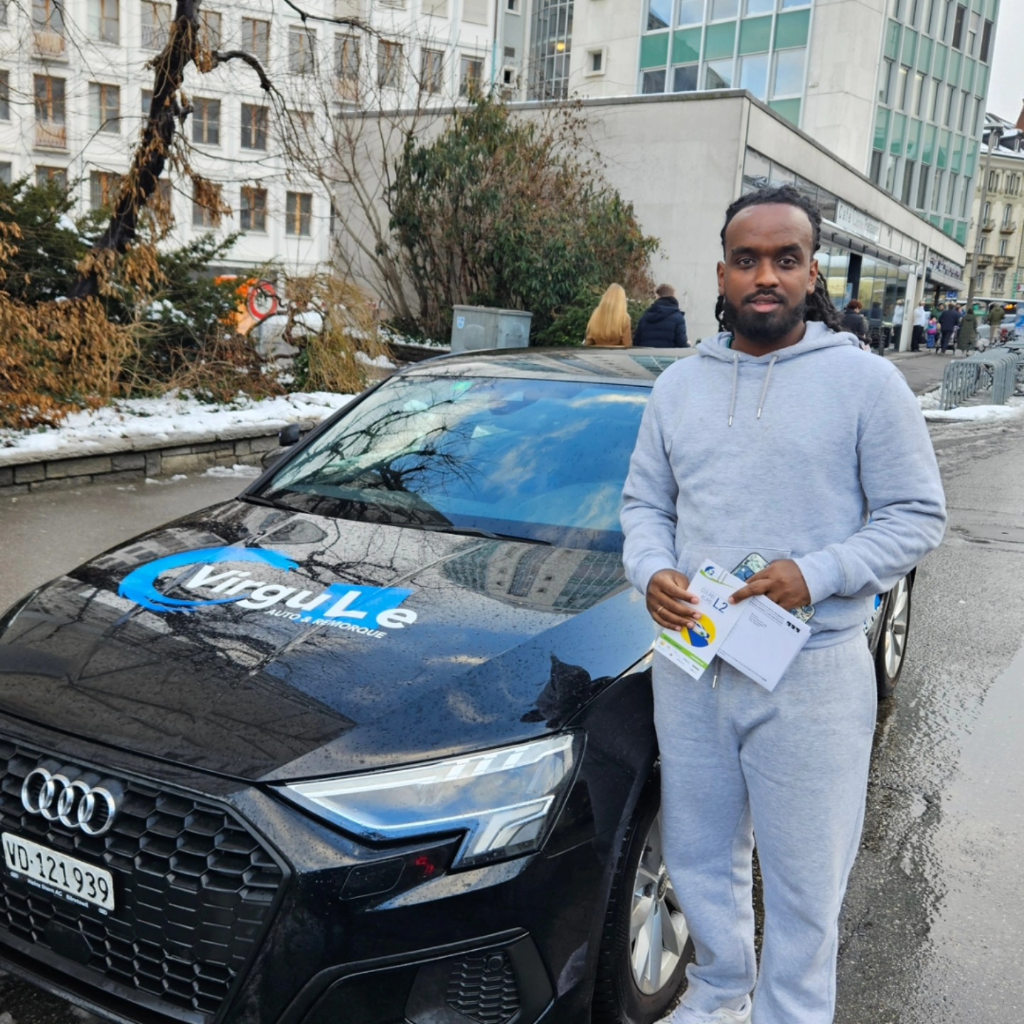 Sam, permis obtenu sous la neige, devant la voiture-école Virgule