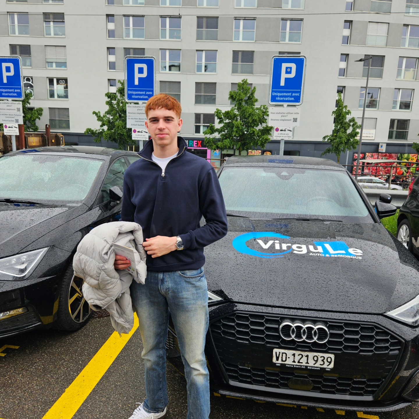 Réussite du permis le jour de son anniversaire, devant la voiture-école Virgule