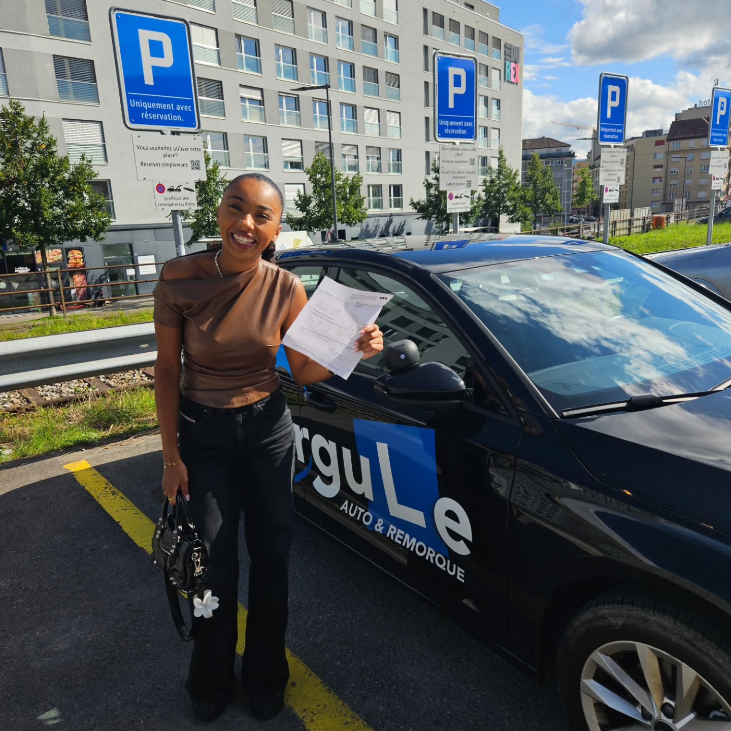 Beatriz, réussite de son permis, devant la voiture-école