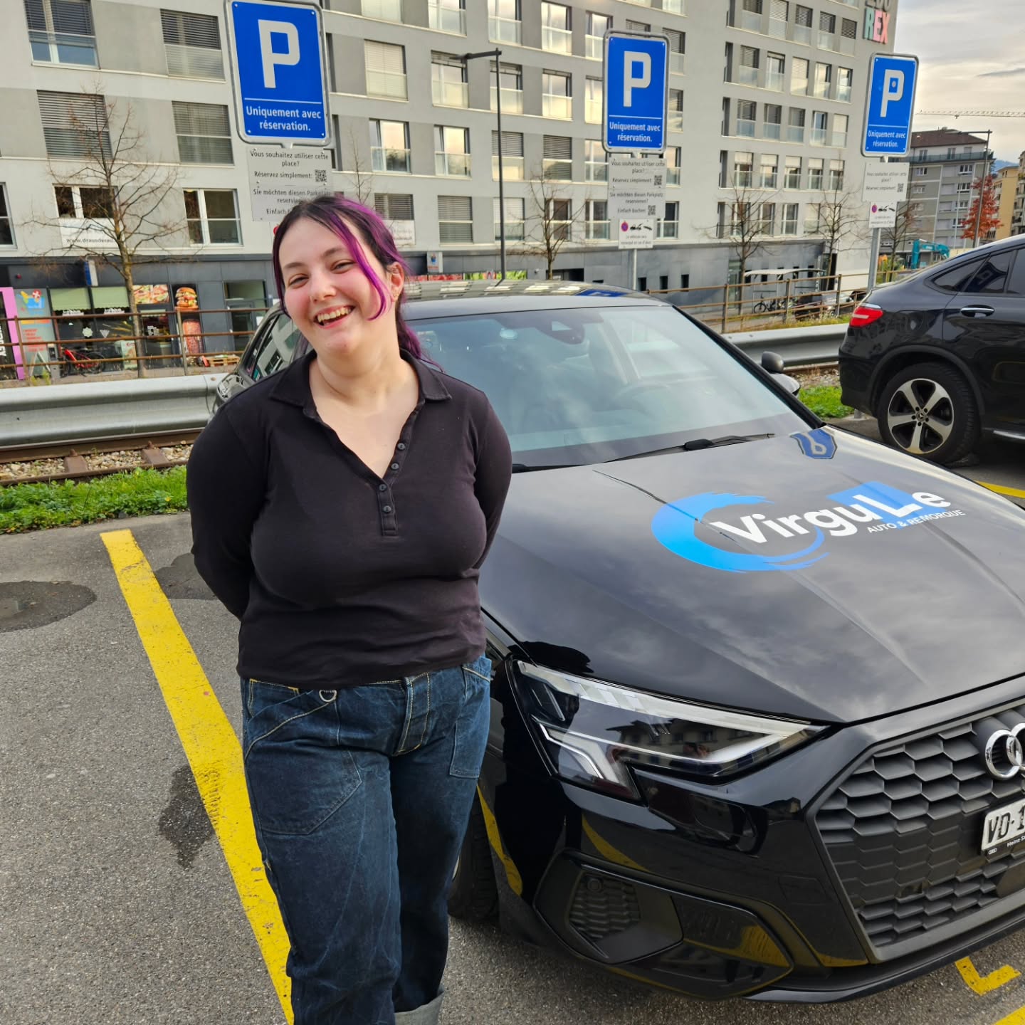 Abby, permis en poche, souriante devant l'Audi A3 Virgule