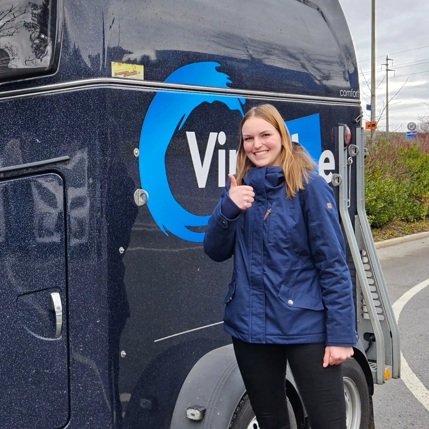 Élève championne, permis remorque obtenu, devant la remorque Virgule