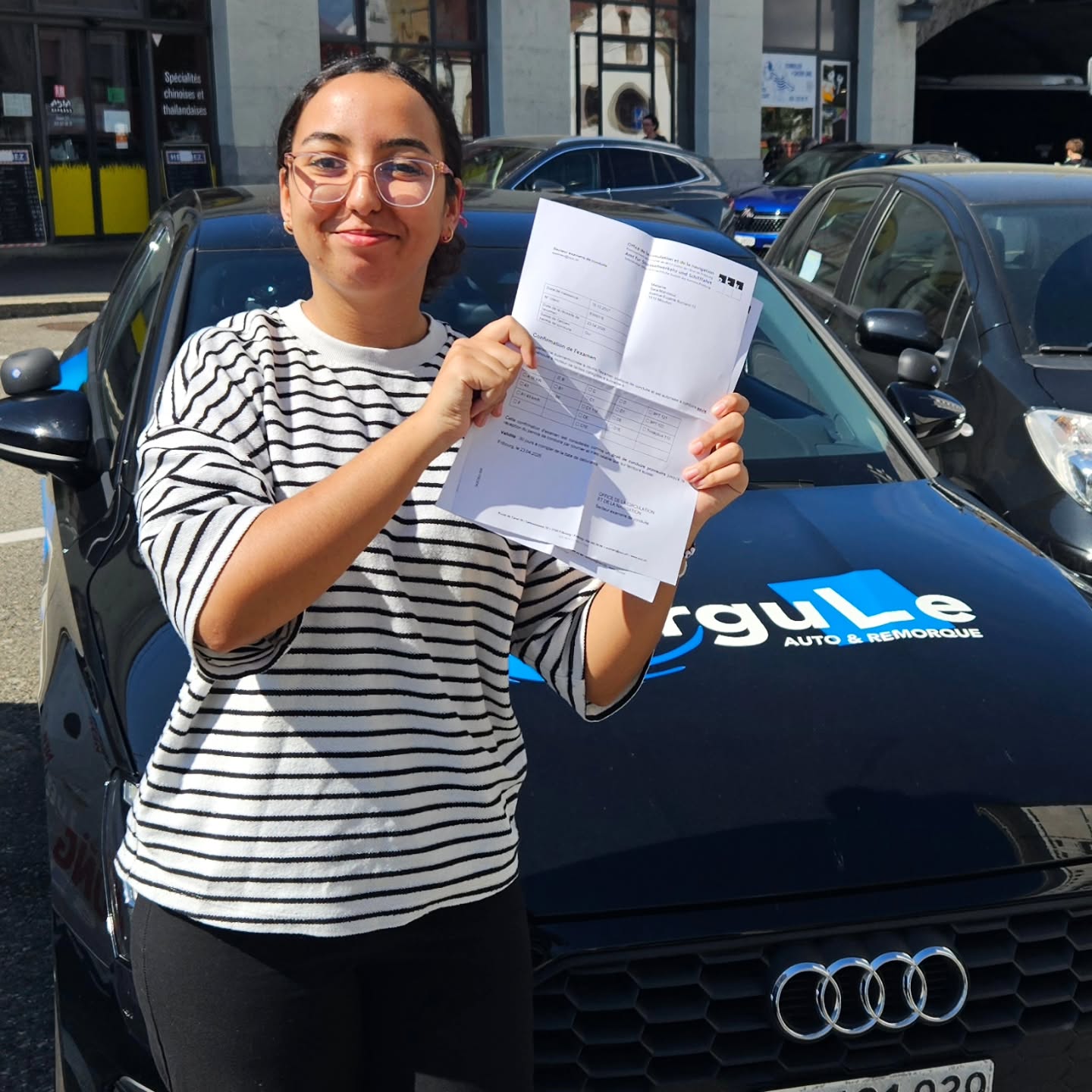 Sara, beaucoup de plaisir au volant de sa voiture